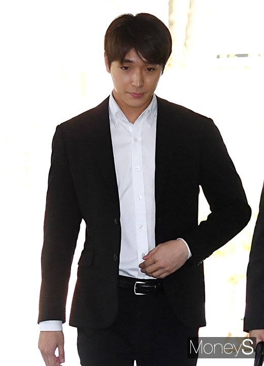 [머니S포토] '집단 성폭행 의혹' 최종훈, 굳게 다문 입