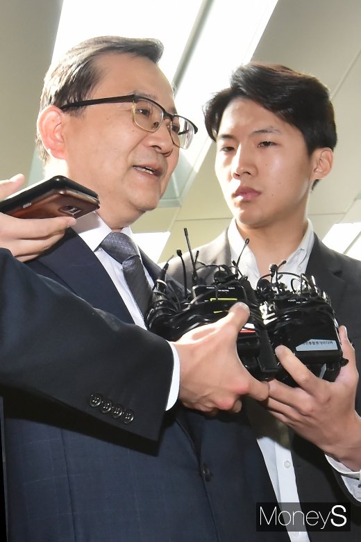 [머니S포토] 검찰 출석 김학의, 취재진 질문에 어떤 답변하나