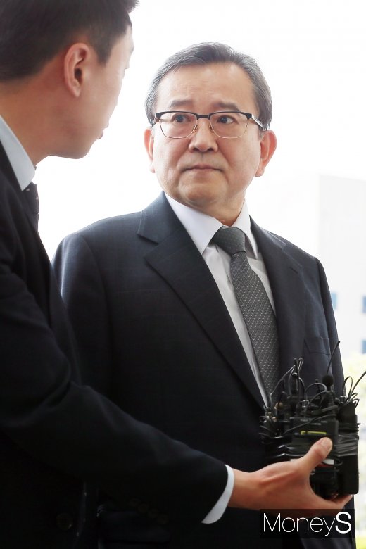 [머니S포토] 취재진 빤히 노려보는 김학의 전 차관