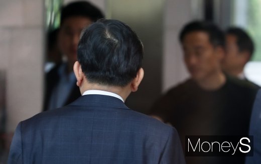 [머니S포토] 검찰 출석하는 김학의 전 차관 뒷모습