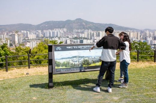 동대문구 배봉산근린공원 해맞이광장(배봉산 정상). /사진=서울관광재단