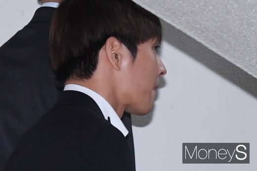 [머니S포토] 말 없이 법원 향하는 최종훈