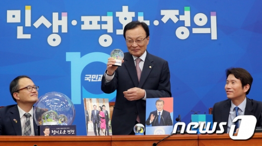 이해찬 더불어민주당 대표가 9일 서울 여의도 국회에서 열린 문재인 정부 출범 2주년 기념 굿즈 런칭 행사에서 2주년 기념품을 소개하고 있다. /사진=뉴스1