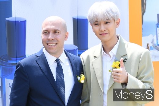[머니S포토] 엑소 찬열, '아쿠아 디 파르마' 국제매니저와 기념촬영