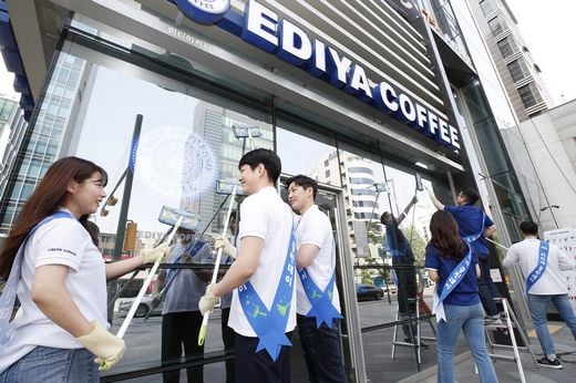 이디야 클린데이 “전 직원이 매장 청소해 드려요”