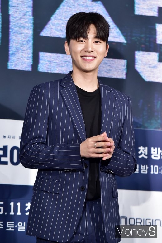 [머니S포토] 포렌식전문가 김우석, '수줍은 포토타임'