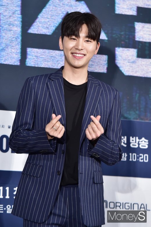 [머니S포토] 보이스3 김우석, '매력적인 하트'