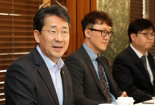 박양우 문화체육관광부 장관이 경기도 성남시 분당구내 한 식당에서 게임업계 관계자들과 간담회를 진행하고 있다. /사진=뉴스1