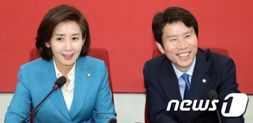 나경원 자유한국당 원내대표가 9일 서울 여의도 국회에서 이인영 더불어민주당 신임 원내대표의 예방을 받고 인사말을 하고 있다. /사진=뉴스1