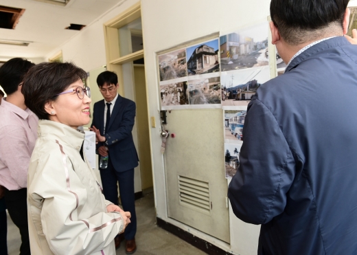 이화순 경기도 행정2부지사가 도시재생 전문가들과 함께 9일 오후 연천군 ‘백의2리 마을 살리기 사업’ 현장을 찾아 접경지역 정주여건 개선사업의 성공적 추진방안을 모색했다. / 사진제공=경기북부청