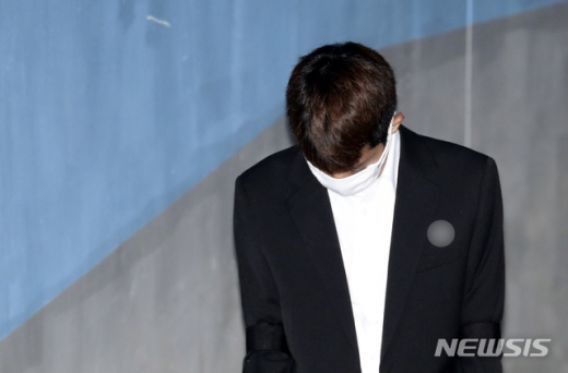 가수 정준영이 10일 서초구 서울중앙지법에서 열린 '성관계 동영상 촬영 및 유포' 관련 1차 공판준비기일에 출석하고 있다./사진=뉴시스