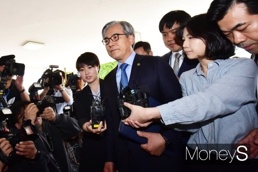 [머니S포토] BMW 차량 화재원인 은폐 혐의로 경찰 출석한 김효준 회장