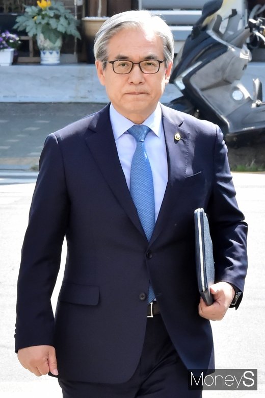 [머니S포토] 무거운 표정의 김효준 BMW 코리아회장