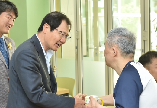 박찬구 금호석유화학 회장이 지난 9일 은평재활원을 찾아 시설 거주인과 인사를 나누고 있다. / 사진=금호석유화학
