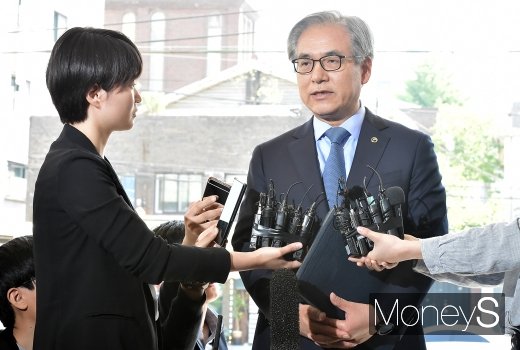 [머니S포토] BMW 주행 중 화재 관련 질문에 답하는 김효준 회장