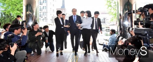 [머니S포토] 김효준 BMW 회장, 취재열기 사이로 경찰 출석