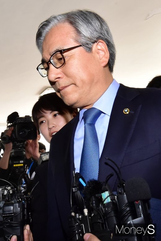 [머니S포토] 조사실 향하는 김효준 회장