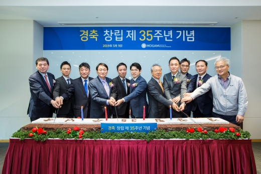 허일섭 목암생명과학연구소 이사장(왼쪽에서 네 번째)을 비롯한 GC녹십자와 목암생명과학연구소 임직원들이 지난 9일 경기도 용인 GC녹십자 R&D센터 WEGO강당에서 열린 창립 35주년 기념식 후 기념떡을 자르고 있다./사진=GC녹십자