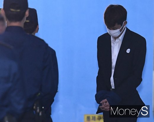 [머니S포토] 첫 재판 마치고 나오는 정준영
