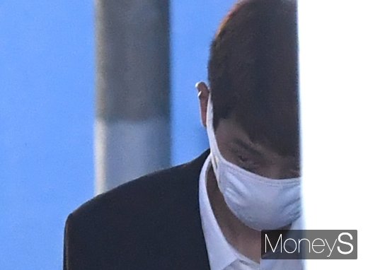 [머니S포토] 첫 재판 정준영 '초점 잃은 눈빛'