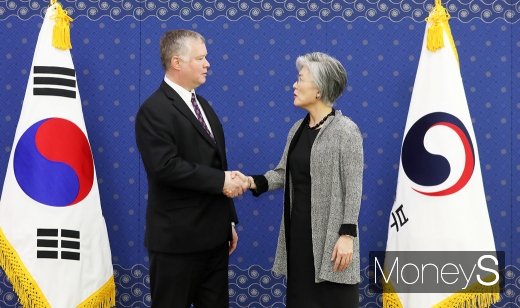 [머니S포토] 강경화, 북한 발사체 문제 논의 관련 스티븐 비건 미 대표 접견