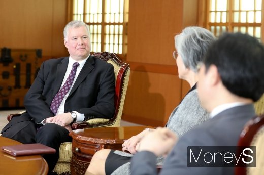 [머니S포토] 한국 정부 입장 경청하는 스티븐 비건