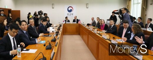[머니S포토] 이도훈-비건, '한미워킹그룹 회의…북 발사체 평가·대응방향' 논의