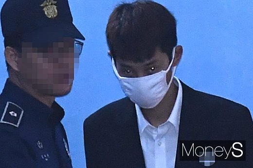 성관계 동영상을 불법으로 촬영·유포한 혐의로 구속된 가수 정준영이 10일 오전 서울 서초구 서울중앙지법에서 열린 첫 공판을 마치고 나오고 있다. /사진=장동규 기자
