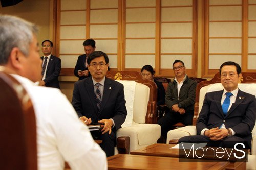 10일 광주시농아인협회 김상완회장(사진 왼쪽 첫번째)이 시청을 방문해 이용섭 시장(사진 오른쪽 첫번째)을 면담하고 시 감사위원회의 편파적 감사결과와 시의 인사권 월권행위 등에 대해 항의하고 있다./사진=홍기철기자
