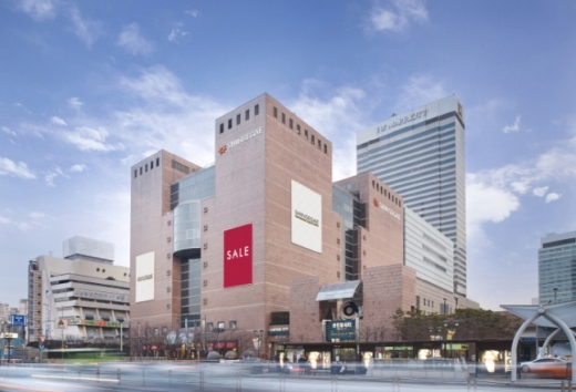 신세계면세점 강남, 에르메스워치 매장에 '거울 미로' 설치… 2030세대 공략