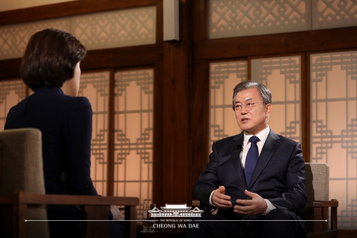 송현정 기자와 마주 앉은 문재인 대통령. /사진=청와대 페이스북