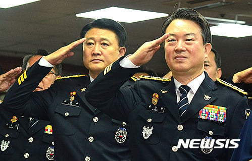 지난 2016년 8월23일 오전 서울 서대문구 경찰청에서 열린 경찰청장 이임식에 참석한 강신명(오른쪽) 전 경찰청장과 이철성 당시 경찰청 차장. /사진=뉴시스