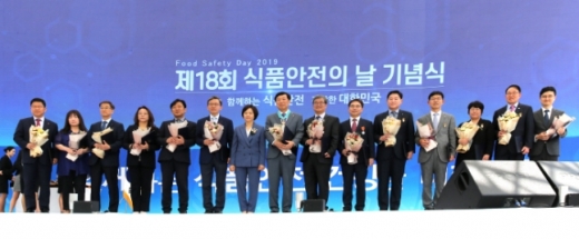 GS리테일 대표이사 허연수 사장이 제18회 식품안전의 날을 맞아 10일 광화문광장에서 진행된 기념식에서 대고객 안전안심을 위한 활동 성과를 인정받아 대통령표창을 받았다.