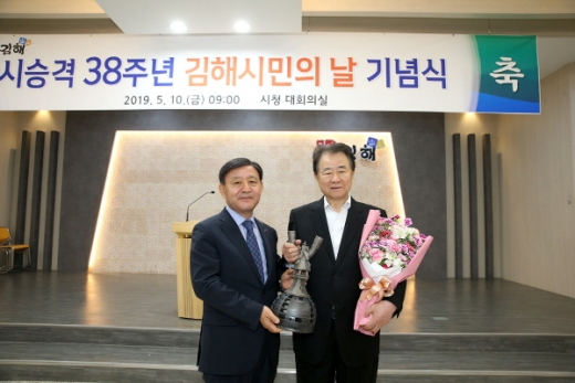 허성곤 김해시장(왼쪽)이 인재육성장학기금 2억원을 기탁한 대창단조 박안식 회장에게 감사패 전달했다./사진제공=김해시