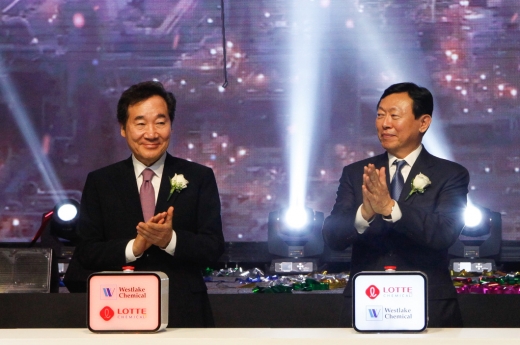 이낙연 국무총리(왼쪽)와 신동빈 롯데그룹 회장 / 사진=롯데케미칼