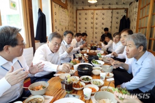문재인 대통령이 10일 서울 종로구 삼청동 한 식당에서 참모진과 청국장으로 점식 식사를 하고 있다. /사진=뉴시스
