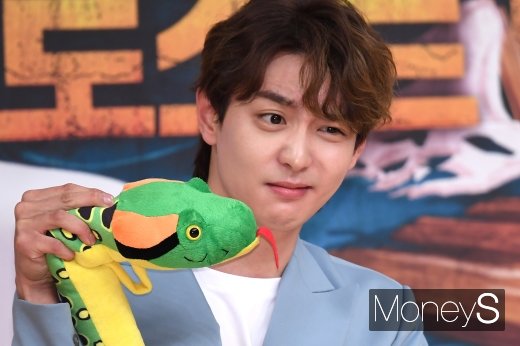[머니S포토] 현우 '뱀인형 들고~'