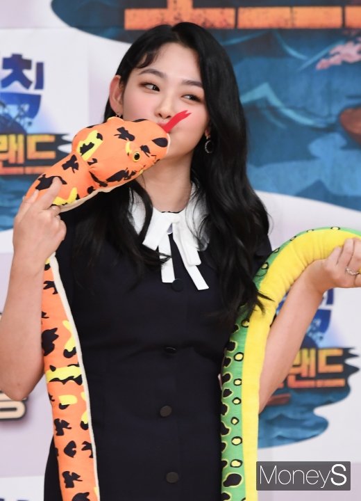 [머니S포토] 구구단 미나 '뱀인형에 뽀뽀 쪽'