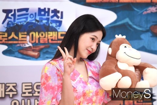 [머니S포토] 레드벨벳 예리 '고릴라 인형과 깜찍하게'