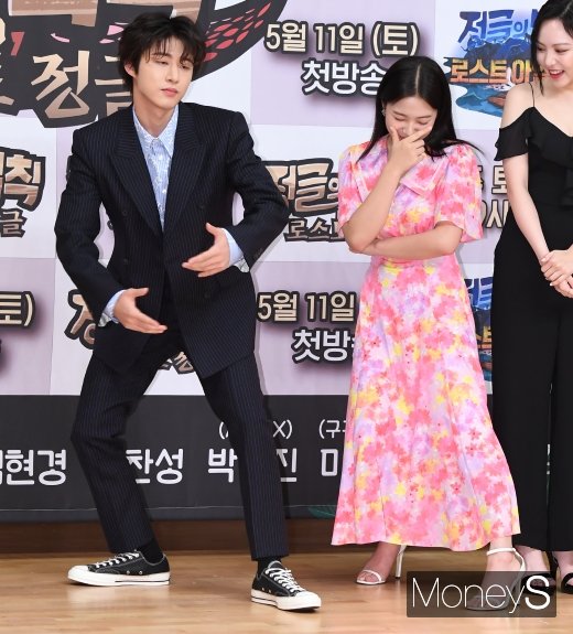 [머니S포토] 비아이·예리 '스웨그 포즈 대결~'