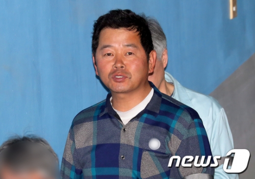 김상진. 윤석열 서울중앙지검장의 집 앞에서 협박 방송을 한 혐의를 받는 유튜버 김상진씨가 영장실질심사(구속 전 피의자심문)를 받기 위해 법원에 출석했다. /사진=뉴스1