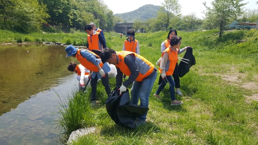 군포시 하수도 환경모니터 봉사단 환경정화. / 사진제공=군포시