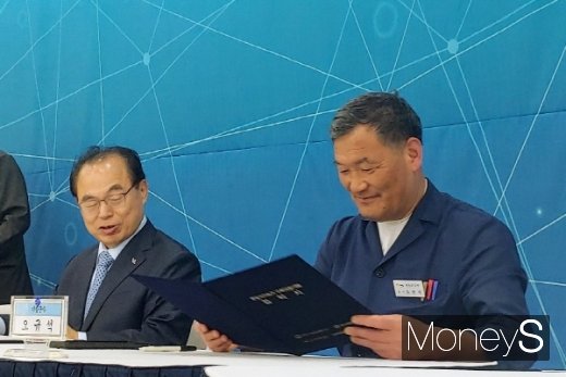 중입자가속기 구축사업 협약식에 참석한 오거돈 부산시장과 오규석 기장군수(오른쪽)./사진=김동기 기자 