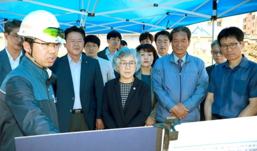박은정 국민권익위원회 위원장(사진 가운데)이 10일 경기 연천군 현장을 방문, 전곡역 복선전철 공사로 인근 마을 주민들이 조망권·통행불편을 겪고 있다며 제기된 고충민원 관련 현황을 듣고 있다. /사진제공=연천군