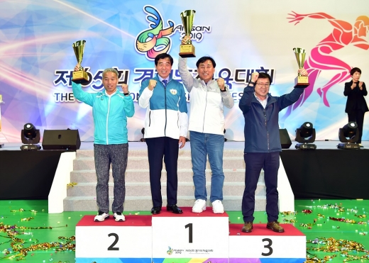 ▲ 제65회 경기도체육대회 성황리 폐회 안산시 종합 2위(11일 개최된 제65회 경기도체육대회 폐회식에서 윤화섭 안산시장(왼쪽에서 두번째)이 시상식 후 수상자와 기념촬영을 하고 있다). / 사진제공=안산시
