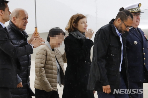 프랑스군이 구출한 인질 중 신원 미상의 한국인 여성(왼쪽 세 번째)이 11일(이하 현지시간) 프랑스 파리 인근 빌라쿠블레 군 비행장에 도착해 나오고 있다. /사진=뉴시스, AP