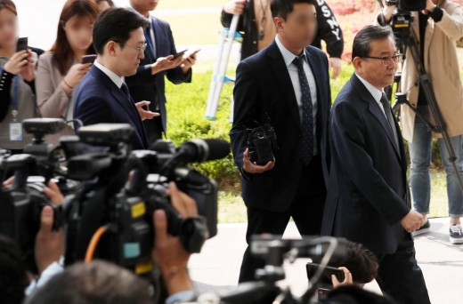 뇌물수수 및 성범죄 의혹을 받고 있는 김학의 전 법무부 차관이 9일 오전 피의자 신분으로 서울 동부지검 검찰과거사위원회 수사권고 관련 수사단의 조사를 받기 위해 출석하고 있다. / 사진=머니투데이DB
