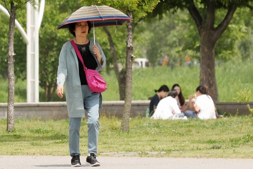 서울 서초구의 반포한강공원에서 시민들이 시간을 보내고 있다. / 사진=머니투데이DB