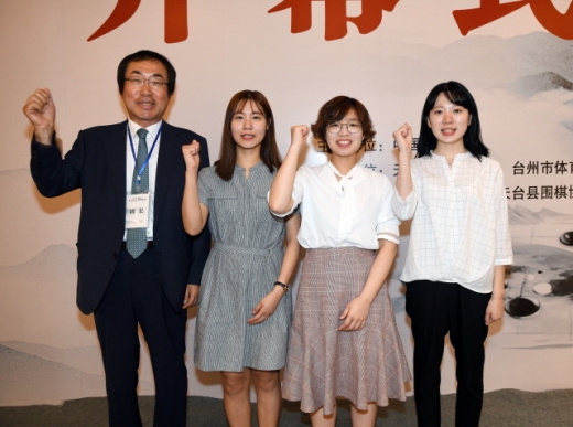 대회 3연패 위업을 달성한 한국선수단. 왼쪽부터 한국기원 이사인 김대욱 단장, 오유진 6단, 최정 9단, 김채영 5단. /사진=한국기원