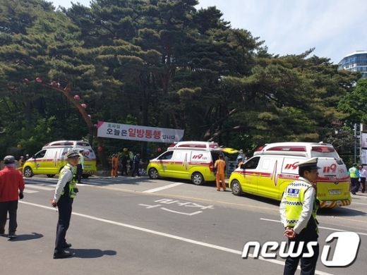 부처님 오신 날인 12일 낮 12시40분쯤 경남 양산시 통도사로 진입하는 입구쪽에서 체어맨 한 대가 오른쪽의 보행로를 덮쳤다. 이 사고로 13명의 사상자가 발생했다. /사진=뉴스1
